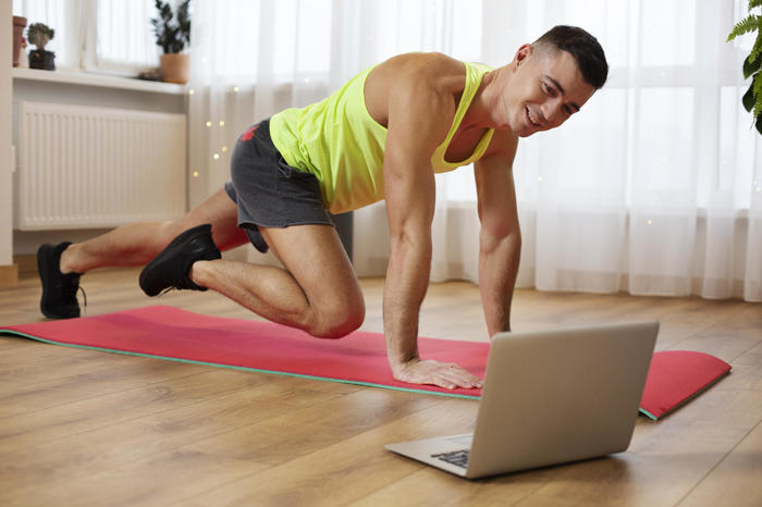 full-shot-mann-training-mit-laptop