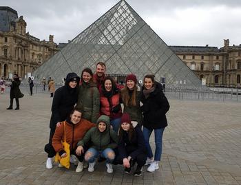 Teamfoto vor dem Louvre