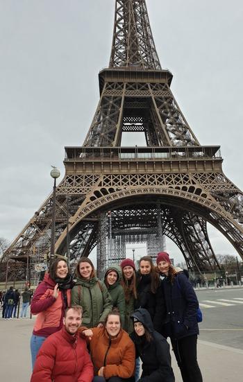 Teamfoto vor dem Eifelturm